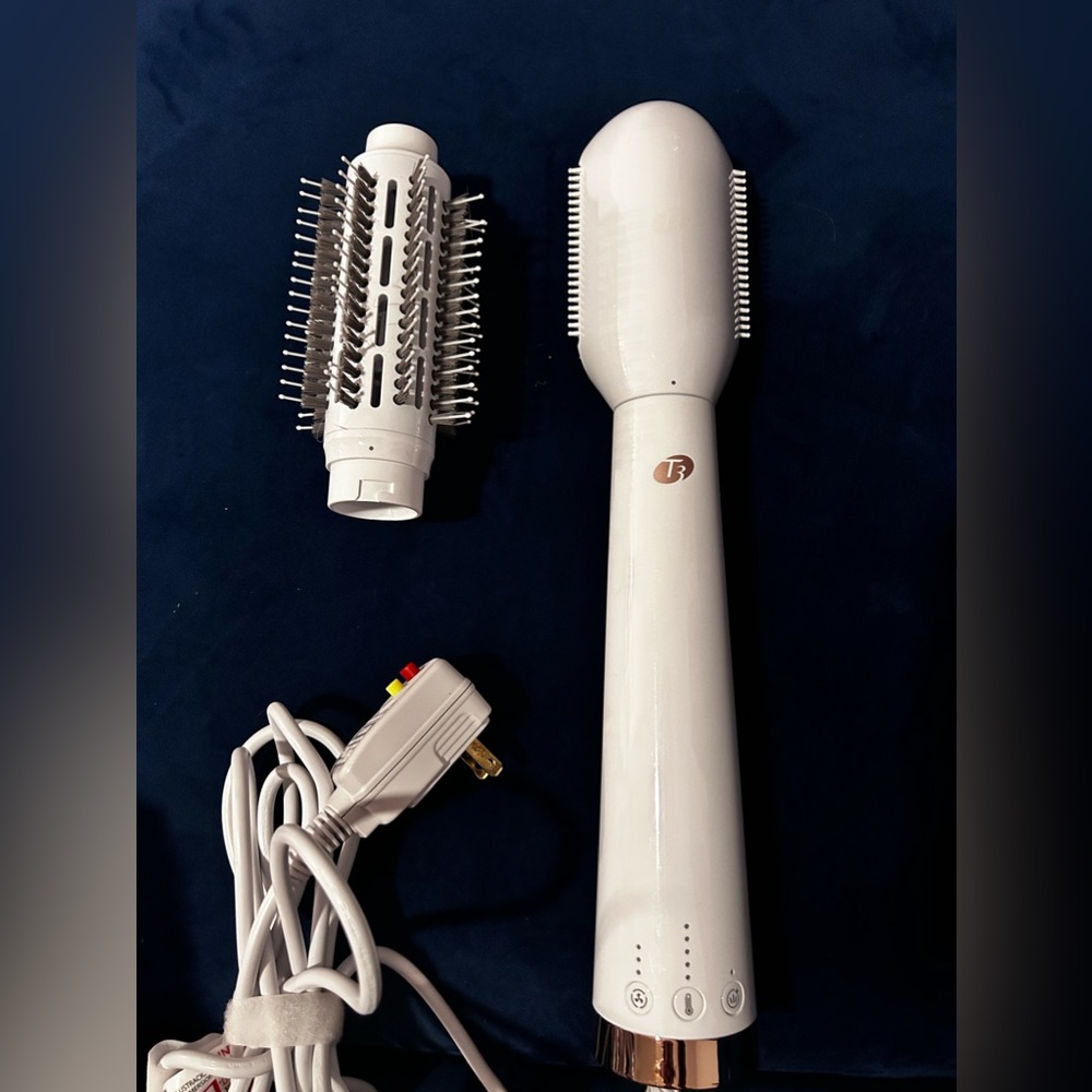 T3 hair dryer brush. Gets your hair silky dry